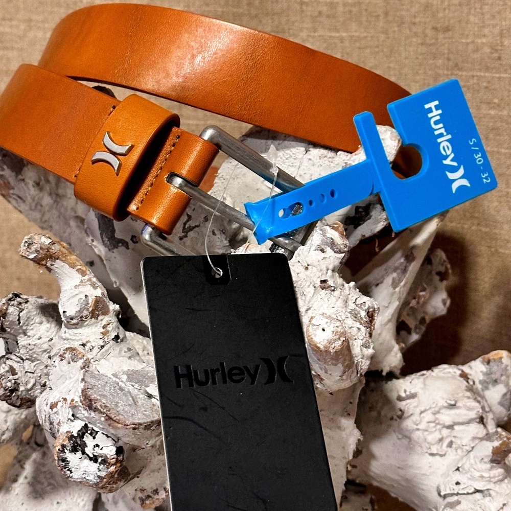 Brand New!! Mens Hurley tan leather belt w silver buckle. Size small-waist 30-32